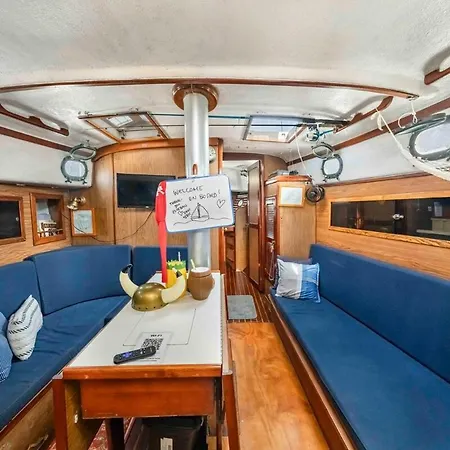 Private Sailboat 5-Min Walk To Beach & Downtown